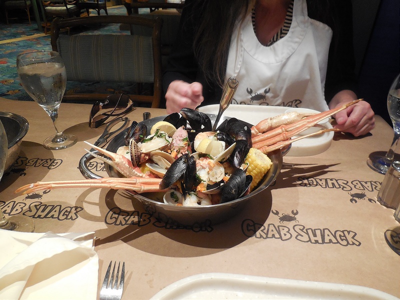 How Do Restaurants Use Rolls of Paper to Cover Tables?